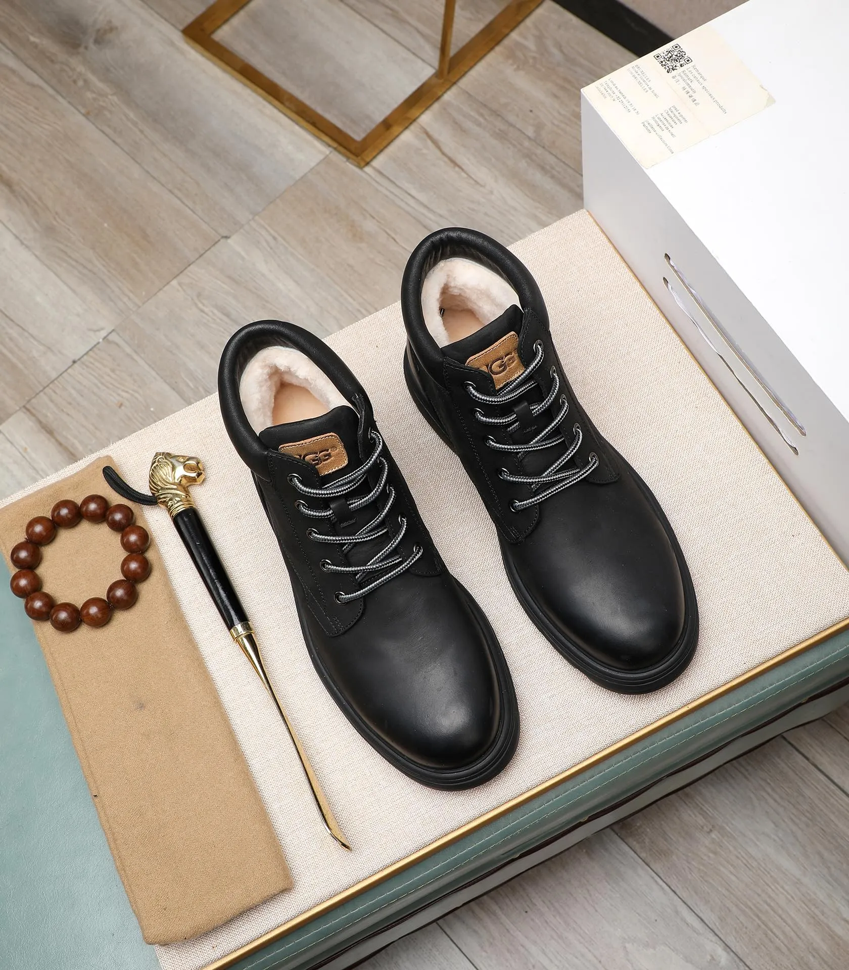 Men's men's shoes💰640 UGG (100% genuine wool lining, 10% off for fake ones) Please pay attention to the quality of the original order and compare the thickness of the wool🏮🏮Hot-selling UGG from Australia's warm luxury brand men's shoes, the official website is synchronized, Beckham men's style..., made of imported top-layer waxed cowhide, waxed toe cap, Australian real wool velvet lining Carefully sewn...Imported rubber Martin boots outsole (comfortable, soft and wear-resistant). I really like the quality..Exquisite workmanship. You can't put it down at first sight. Size 39-44